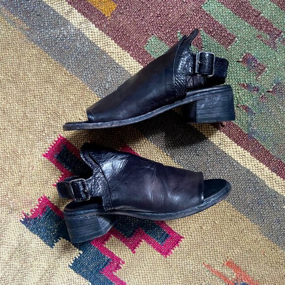 Gidigio Black Leather Sandals Size 38 - Picture 1 of 12